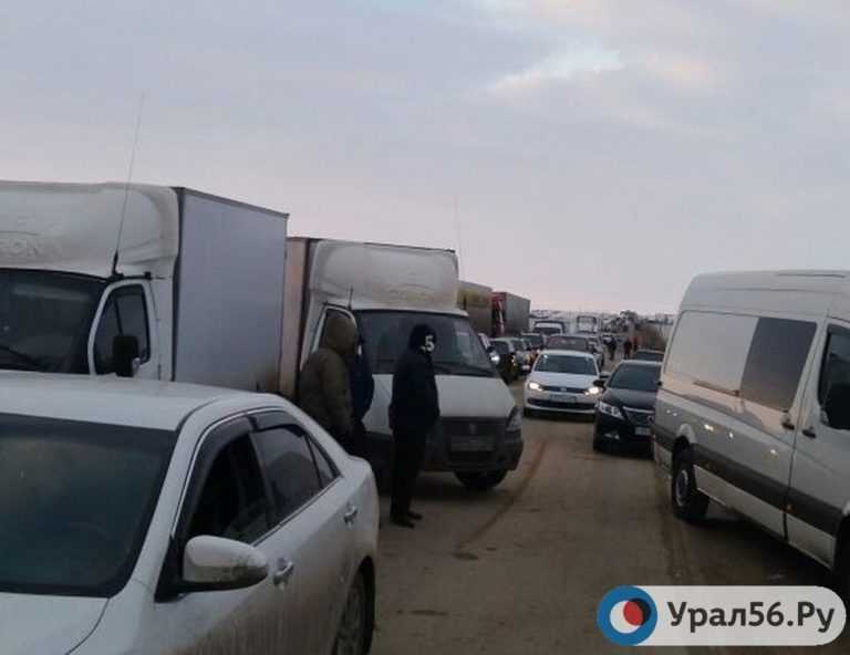 Очередь на пропускном пункте на границе Оренбургской области и Казахстана