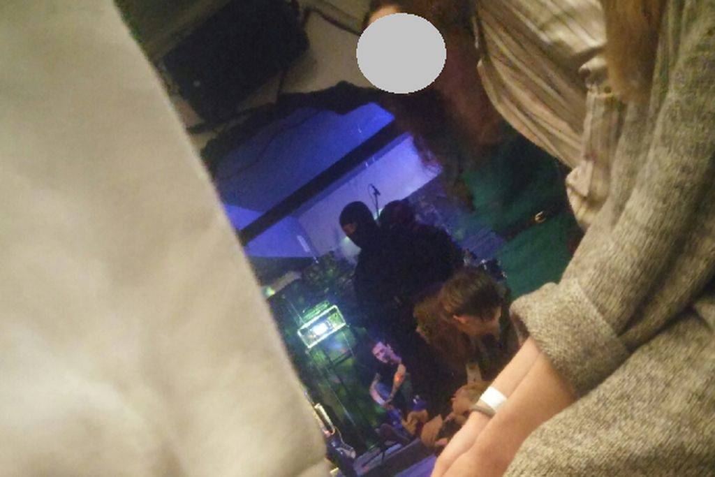 В Lokky Rock Club во время визита полицейских, фото: Дождь