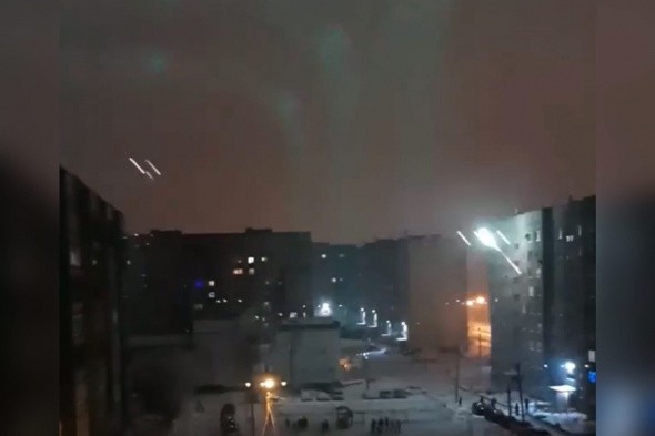 В Новотроицке неизвестные запускали салют прямо из окна многоэтажки (видео)