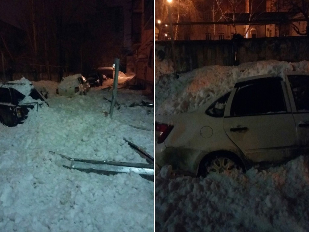 Последствия падения снежной массы с крыши на Пролетарской 216а в Оренбурге