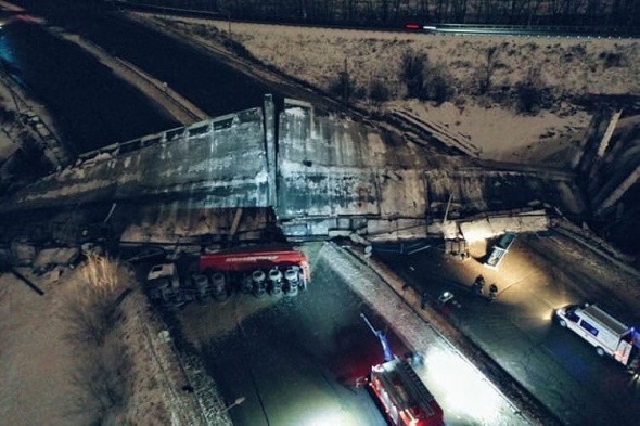 Грузовик с щебнем, который упал вместе с мостом в Оренбурге, весил 65 тонн