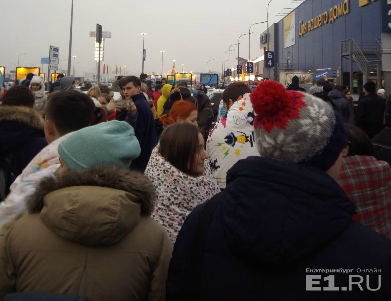 В нескольких городах России массово эвакуируют торговые центры