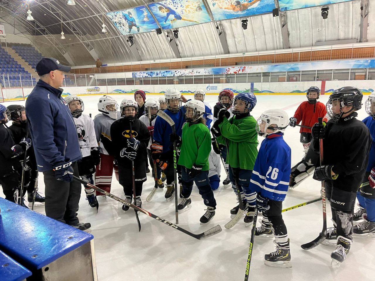 Юные хоккеисты на льду ЛД «Юбилейный». Фото: Про Орен / Михаил Артамонов