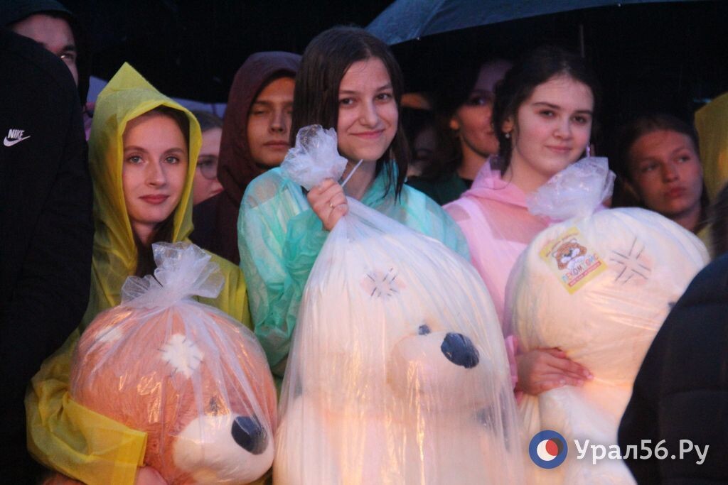 Выпускницы с подарочными медведями, фото из архива