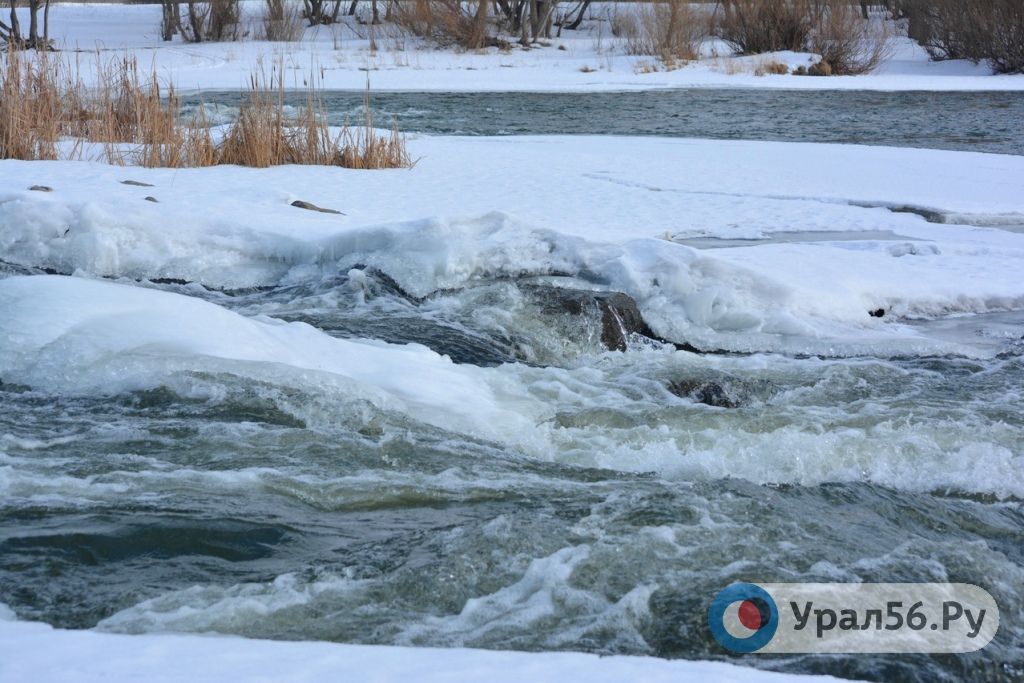 Река Урал в Орске весной