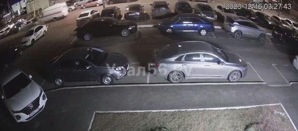 В Оренбурге машина скорой помощи влетела в припаркованные автомобили (видео)