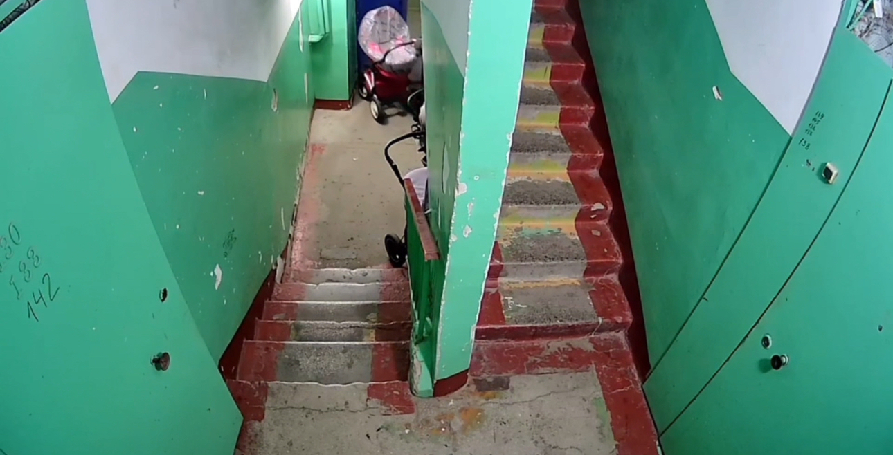 Момент кражи коляски. Фото УМВД по региону 