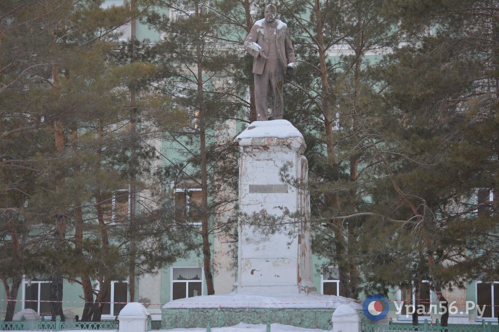 Памятник В.И. Ленину у школы № 2
