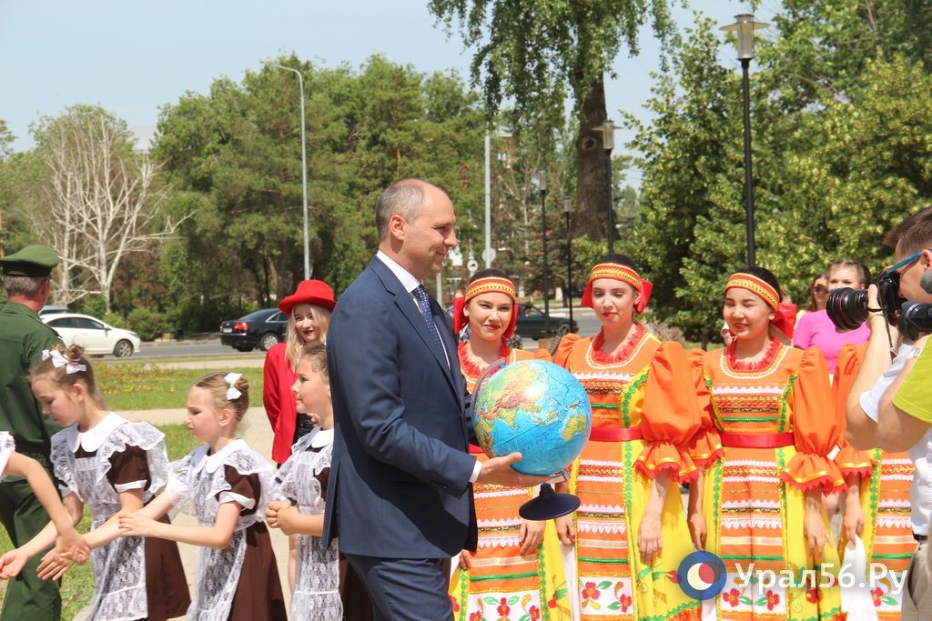Губернатору Денису Паслеру школьники подарили глобус, Оренбург