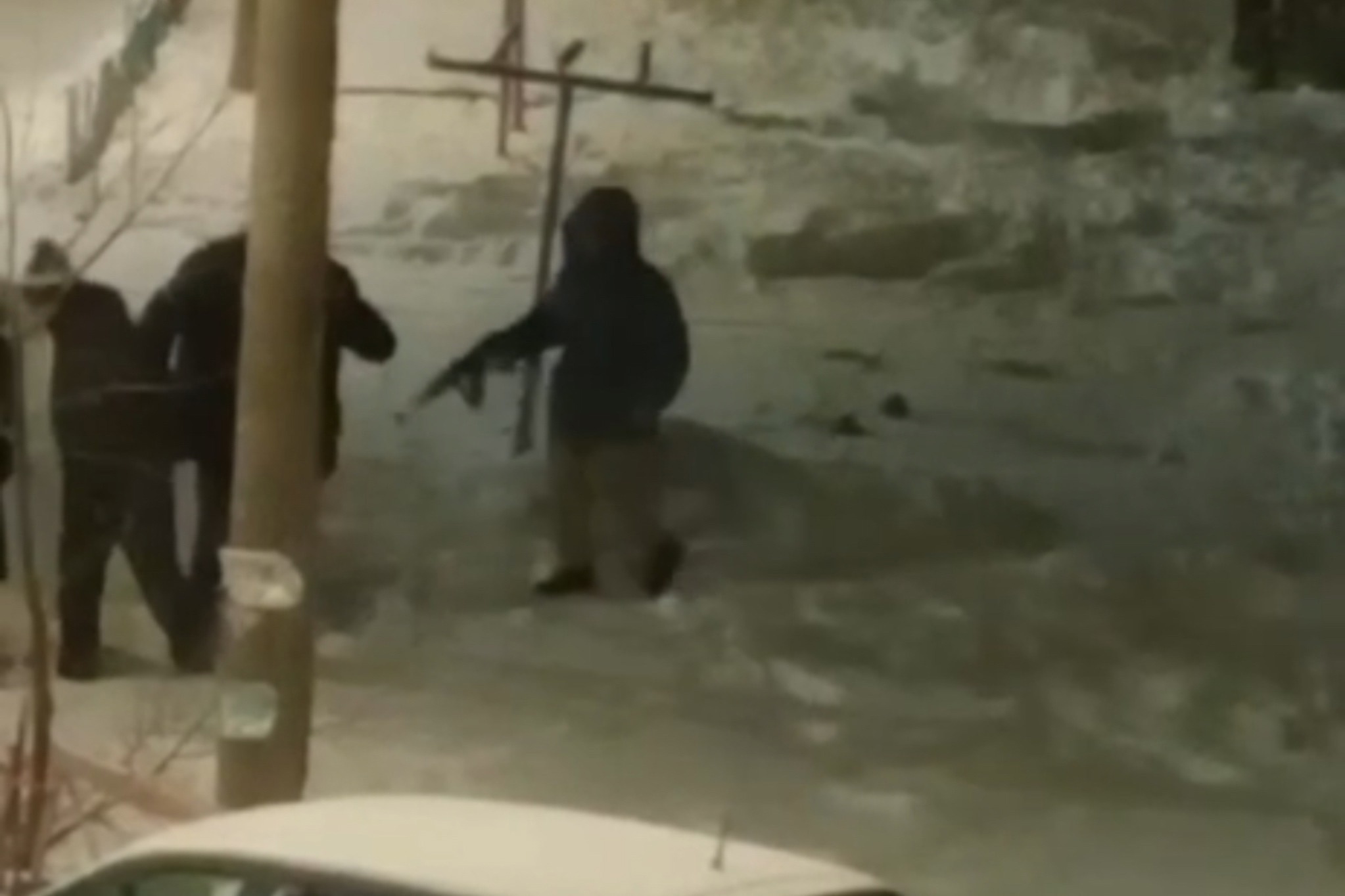 Подростки с предметом, похожим на воздушку. Скрин из видео