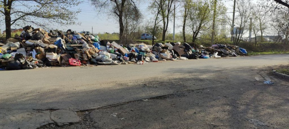 Жители Южного микрорайона Оренбурга пожаловались на огромную кучу мусора, образовавшуюся возле их домов после паводка