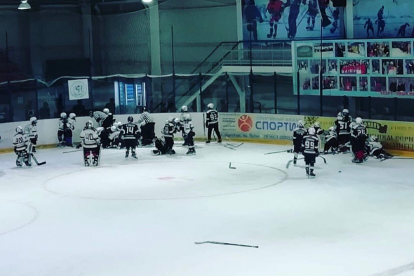10-летние хоккеисты ХК «Южный Урал» и «Сарматы» устроили массовую драку на льду