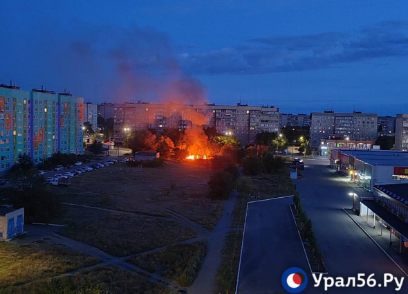 В Орске ночью горела мусорная площадка на ул. Пацаева