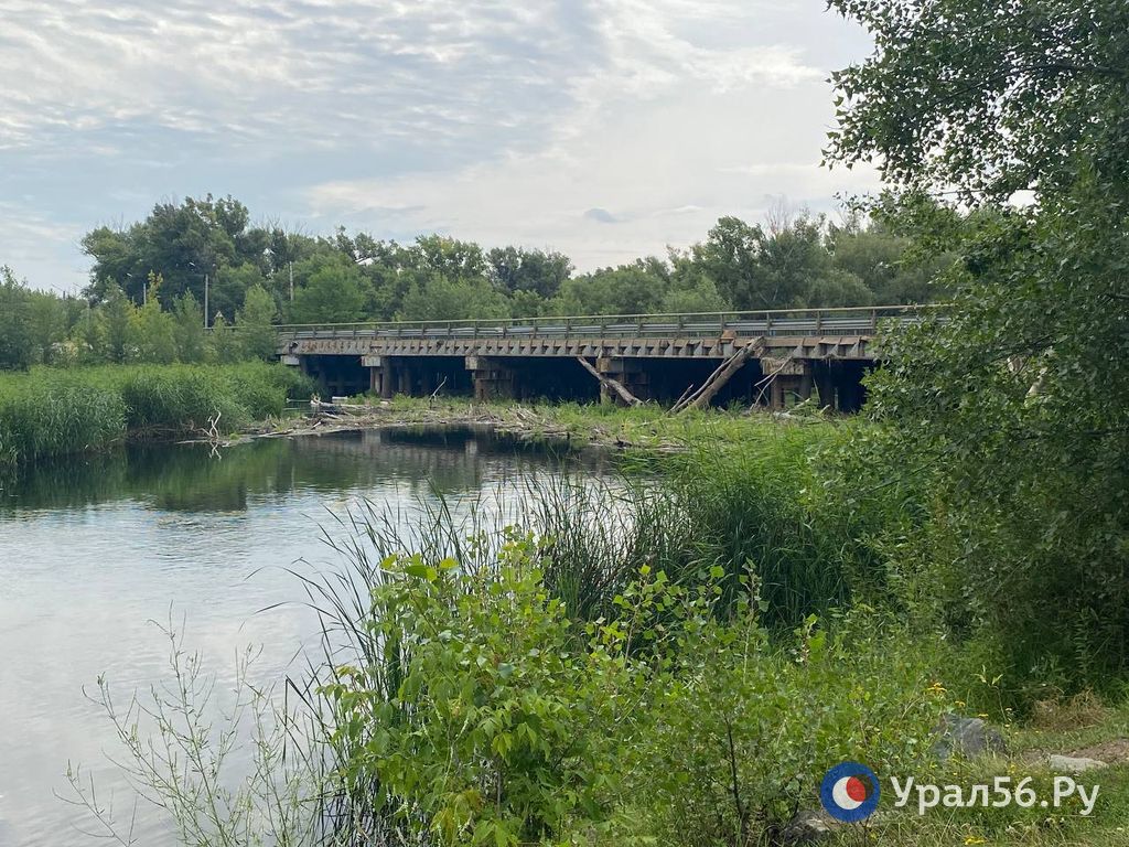 Мусор под Никельским мостом в Орске сейчас