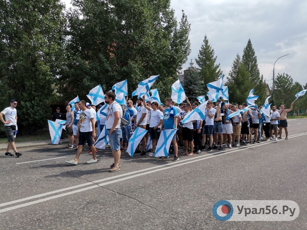 Шествие фанатов ФК «Зенит» в Оренбурге