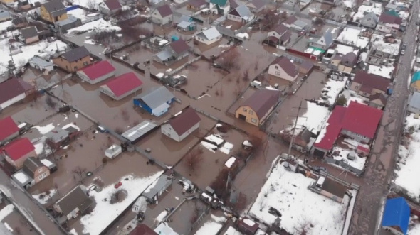 Жители поселка Берды в Оренбурге, оставшиеся без света, воды и отопления из-за паводка, записали обращение к президенту