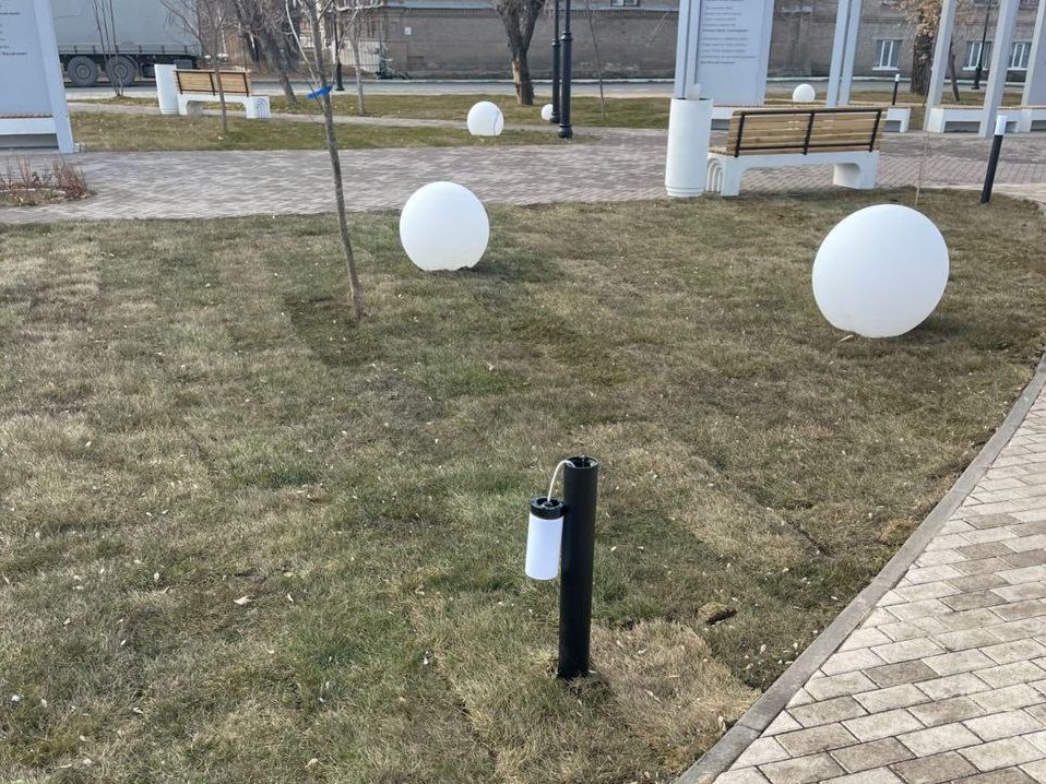 Сломанный фонарь, фото: администрация Орска