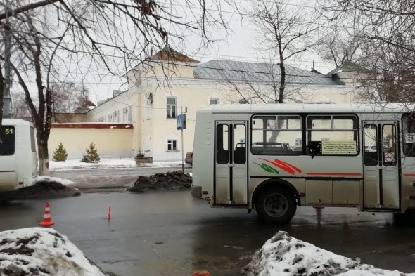 В Оренбурге на пешеходном переходе автобус сбил двух девушек 