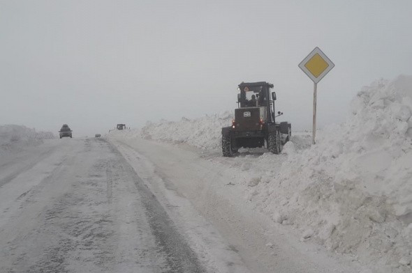 На дороге в поселок Мостострой во время снегопада намело сугроб высотой 3 метра