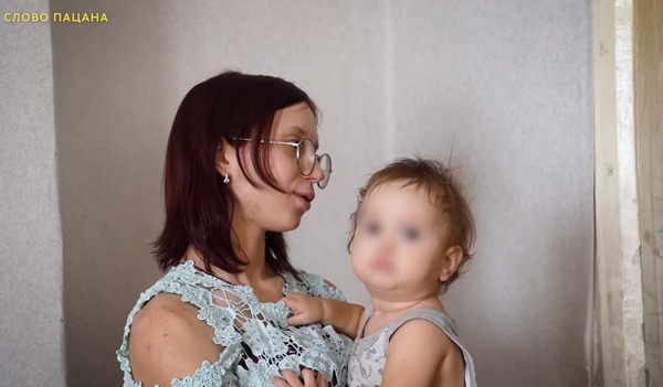 19-летняя мать Виктория с ребенком. Источник: стоп-кадр из видео проекта «Слово пацана»