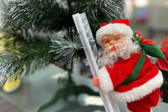 Елочные игрушки, гирлянды, свечи: Рассказываем, где купить новогодний декор