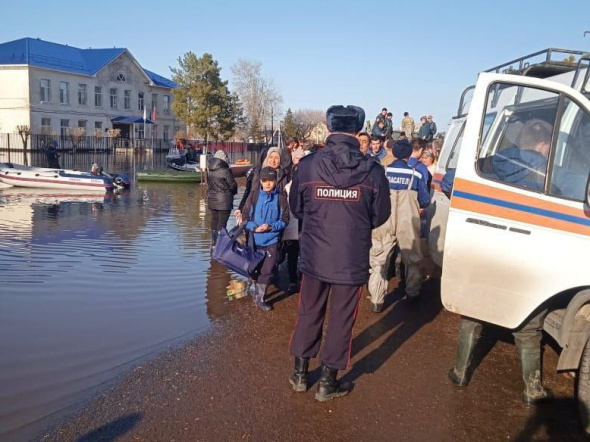В селе Краснохолм Оренбурга продолжается эвакуация населения