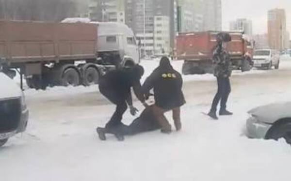 Задержание. Источник: Стоп-кадр из видео РЕН ТВ