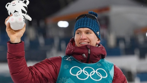 Лыжник Александр Большунов подарил свою медаль невесте, которая родом из Кувандыка 