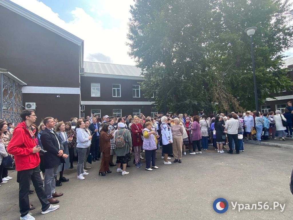 Люди, собравшиеся у здания суда, чтобы поддержать осужденных. 