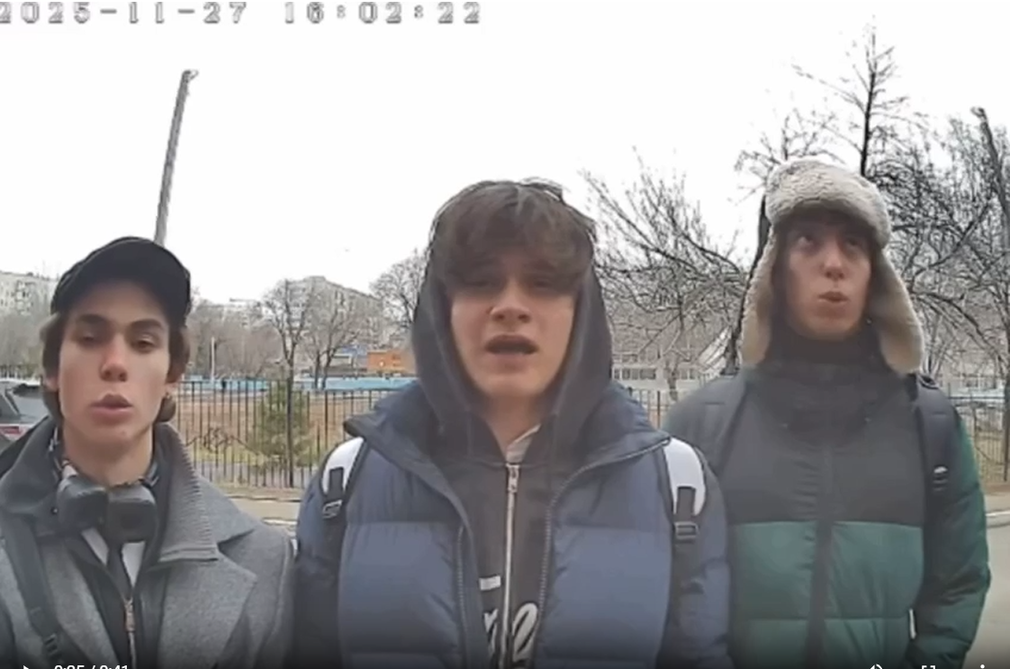 Оренбургские школьники поют в домофон, фото: скриншот с видео