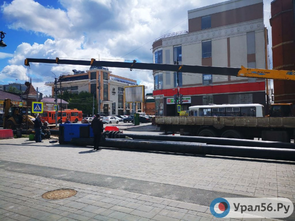 В Оренбурге на ул. Володарского меняют ливневую канализацию, из-за которой образовался провал