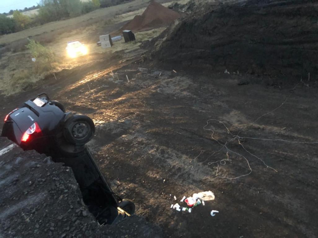 Автомобиль съехал в котлован. Фото: УМВД по Оренбургской области