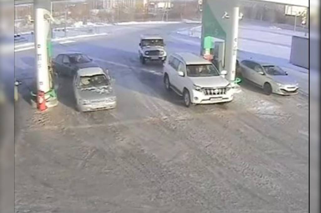 Внедорожник на одной из АЗС Орска, скриншот с видео