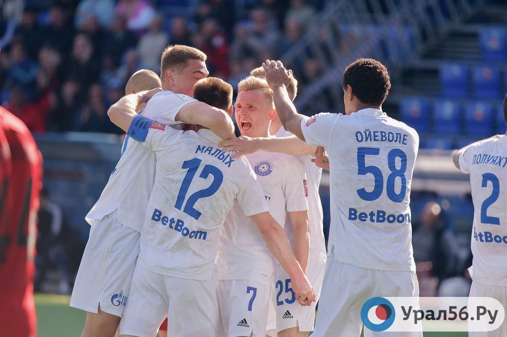 Футболисты ФК «Оренбург» празднуют гол