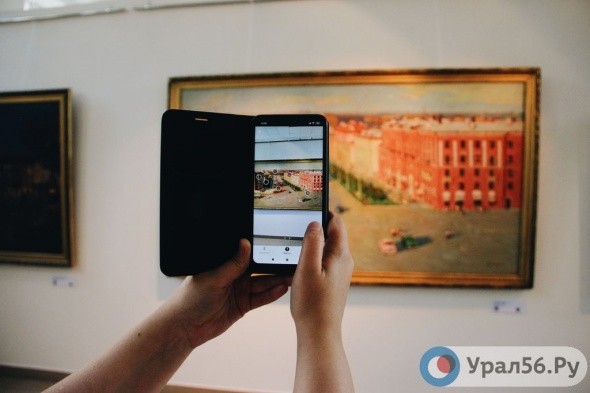 Орский художник писал цветную картину по дореволюционной фотографии Старого города