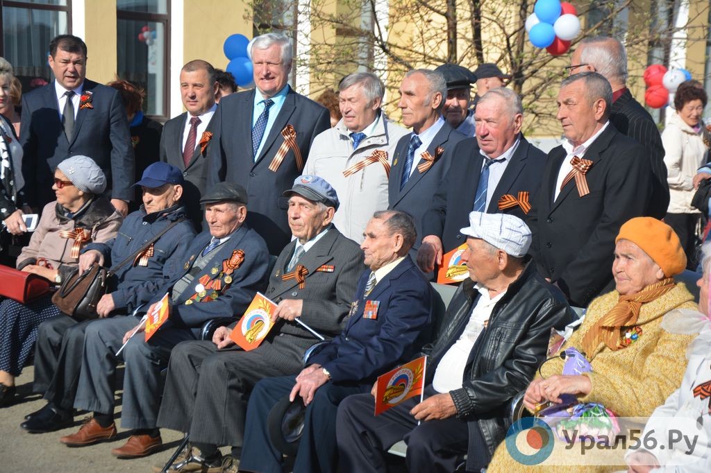 Ветераны во время праздничной программы 3 мая 2018 года в Орске
