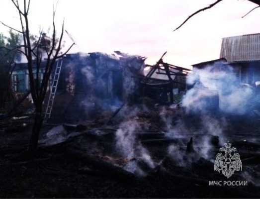 60-летний мужчина погиб во время ночного пожара в Саракташе. Жилой дом полностью сгорел