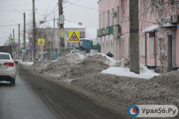 Снежная каша и горы снега на обочинах: Как выглядят дороги Орска после снегопада?