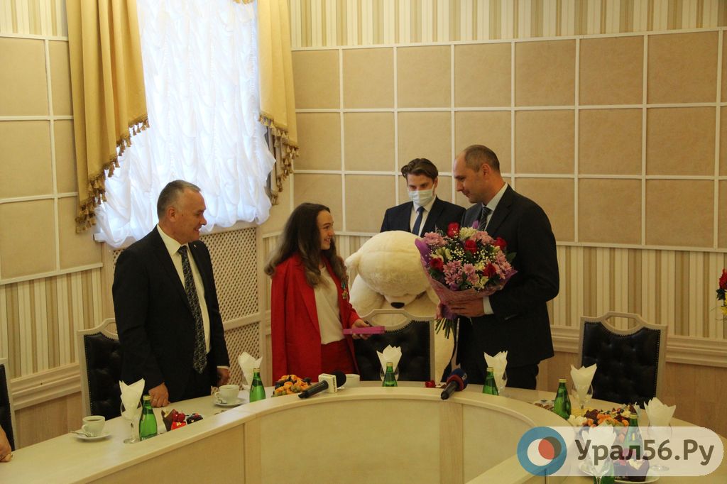 Момент вручения подарков 