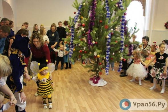 На новогодних утренниках в детсадах и школах Оренбургской области сможет присутствовать только один родитель ребенка
