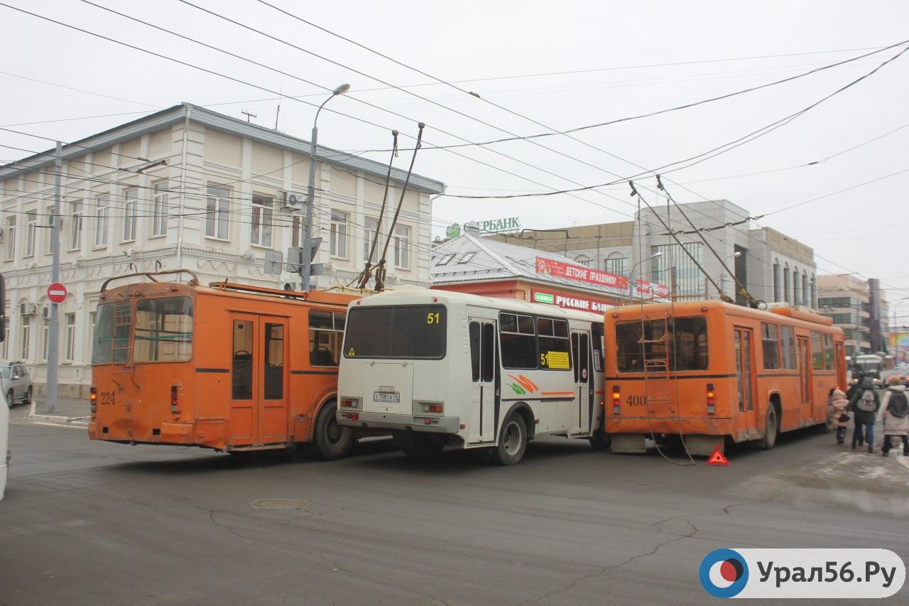  Частный автобус и муниципальные троллейбусы. Оренбург 