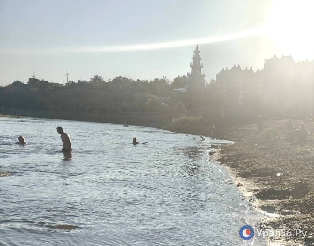 Купающиеся люди на пляже у Красной площади в Оренбурге