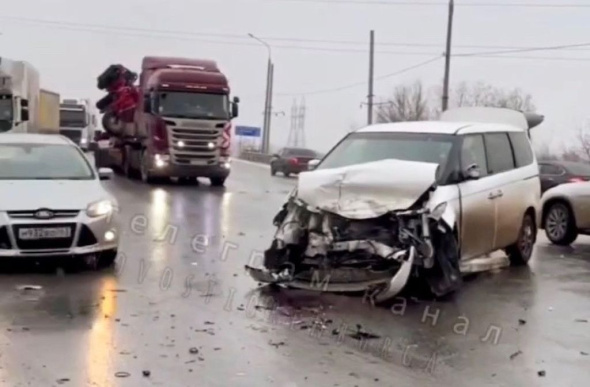 В Оренбурге на Загородном шоссе лоб в лоб столкнулись два легковых автомобиля