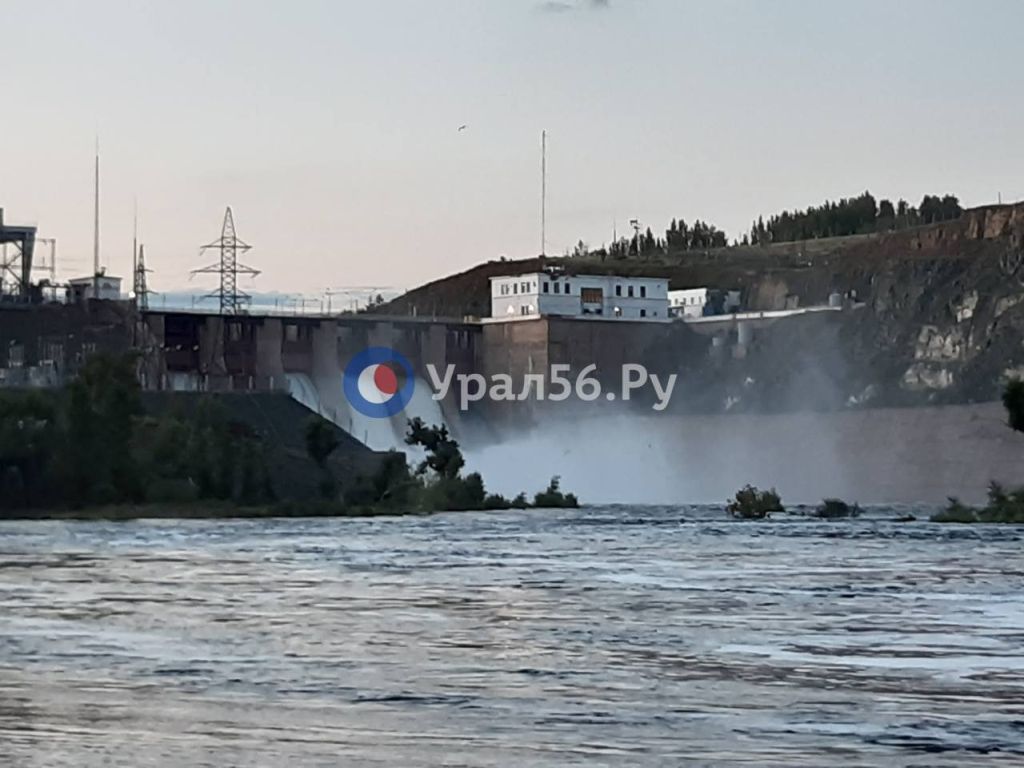 Сброс с Ириклинского водохранилища, фото из архива