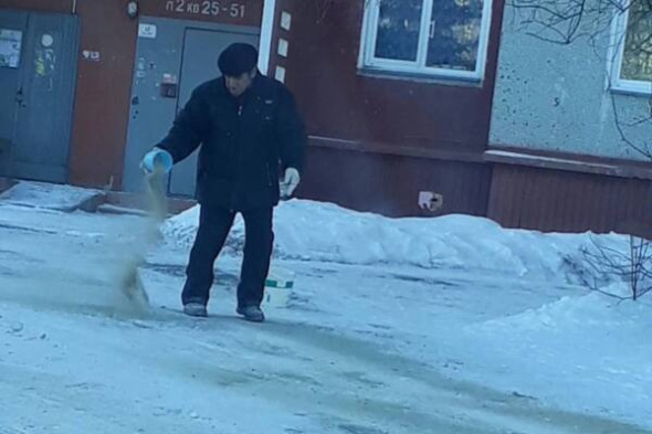 «Heт, oн нe двopник»: В Оренбурге пенсионер вышел на посыпку дорог песком вместо коммунальщиков