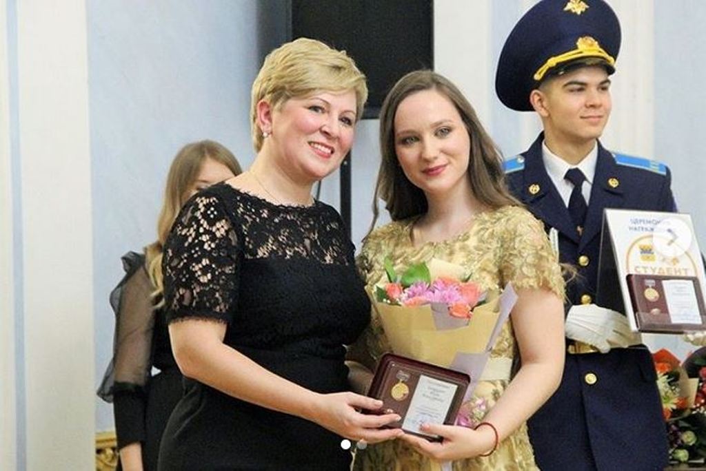 Юлия Бачинская получает награду