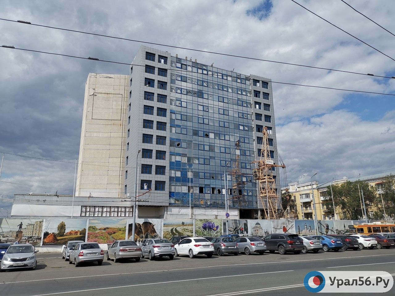 Возле недостроя на площади им. Ленина идет возведение строительного крана