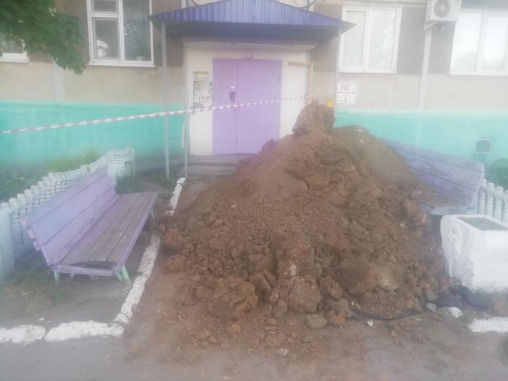 В Орске из-за ремонтных работ завалили подход к подъезду многоквартирного дома