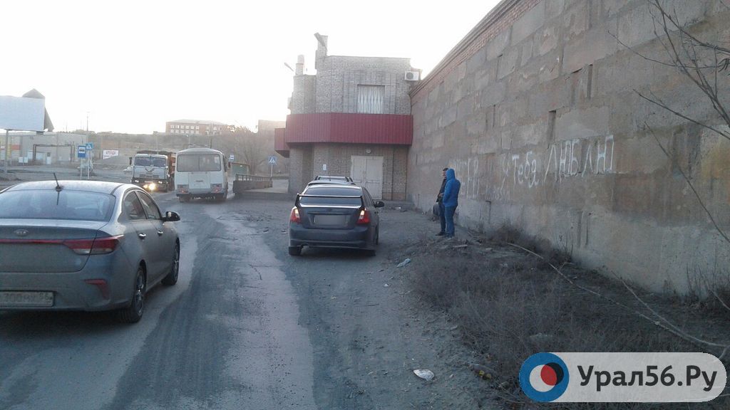 В Орске машины пропарывают колеса о торчащую на обочине арматуру