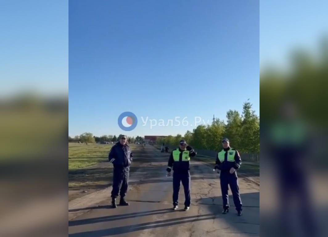 Сотрудники ГИБДД Орска не пускают водителей на парковку у кладбища